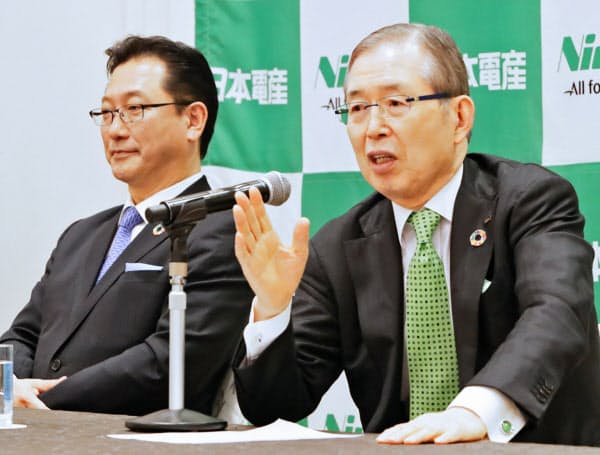 記者会見する日本電産の永守会長兼CEO(右)と関次期社長(4日午後、京都市中京区)