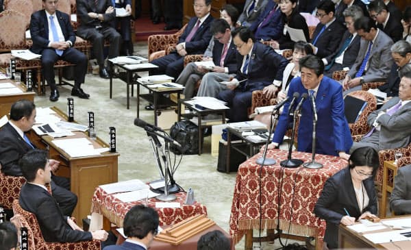 衆院予算委で黒岩宇洋氏(左手前)の質問に答える安倍首相=共同