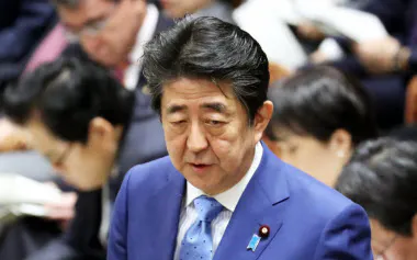 答弁する安倍首相