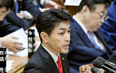 衆院予算委で質問する黒岩宇洋氏=共同