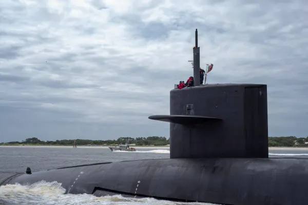 潜水艦からミサイルが発射された段階では小型核を搭載しているか判別が難しい=ロイター