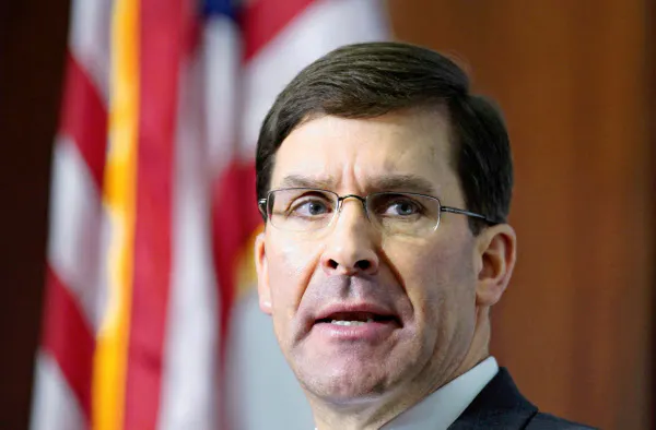 小型核は使用のハードルが低いとされる(写真はエスパー米国防長官)=ロイター