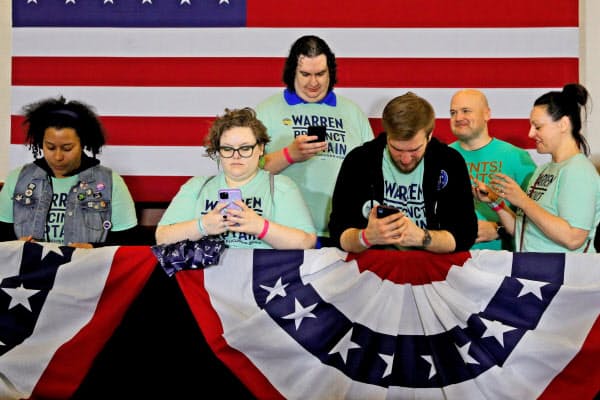 アイオワ州党員集会の結果公表の遅れには有権者も戸惑いを隠せない(3日、アイオワ州デモイン)=ロイター