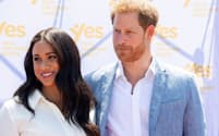 2019年10月、南アフリカを訪問したヘンリー王子とメーガン妃。ノータイの白シャツにさわやかなブルーのジャケットを合わせた=ロイター　