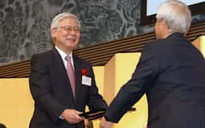 最優秀賞・日本経済新聞賞を受賞したNECの新野社長(5日、東京都港区) 最優秀賞・日本経済新聞賞を受賞したNECの新野社長(5日、東京都港区)