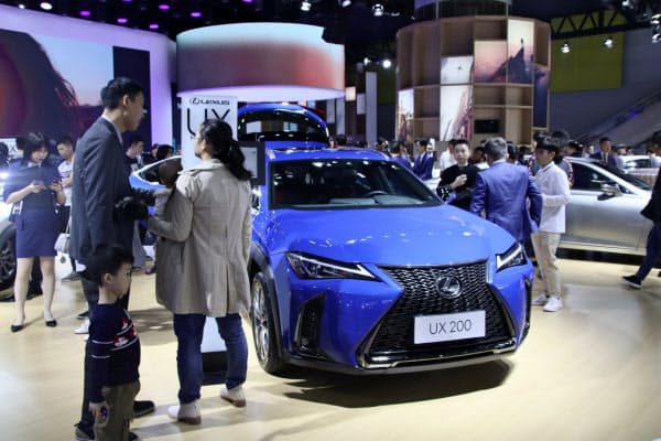 トヨタ自動車の1月の中国新車販売は、春節休暇の影響で高級車ブランド「レクサス」などが落ち込んだ(19年11月、広東省広州市での展示)