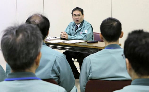 伊方原発所員と意見交換する四国電力の長井啓介社長(5日午前、愛媛県伊方町)=共同 伊方原発所員と意見交換する四国電力の長井啓介社長(5日午前、愛媛県伊方町)=共同