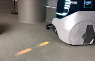 小糸製作所は進行方向を地面に示すヘッドランプを開発中だ(静岡市の同社) 小糸製作所は進行方向を地面に示すヘッドランプを開発中だ(静岡市の同社)