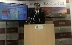 2020年度の「福島を未来へつなぐ復興・創生予算」について説明する内堀知事(5日、福島県庁) 2020年度の「福島を未来へつなぐ復興・創生予算」について説明する内堀知事(5日、福島県庁)