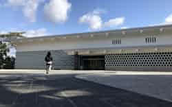 本館は吉田五十八が設計し、なまこ壁をイメージさせる外観だ 本館は吉田五十八が設計し、なまこ壁をイメージさせる外観だ