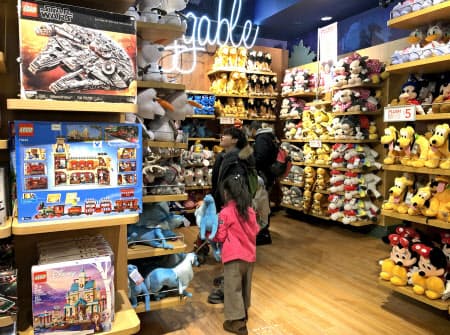 米ディズニーは店頭で「男の子向け」「女の子向け」の表示をやめた(ニューヨーク市内)