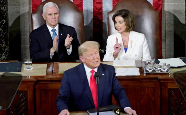 一般教書演説をするトランプ米大統領(中央)の背後で演説に不服そうなしぐさをみせる民主党のペロシ下院議長(右)=ロイター 一般教書演説をするトランプ米大統領(中央)の背後で演説に不服そうなしぐさをみせる民主党のペロシ下院議長(右)=ロイター