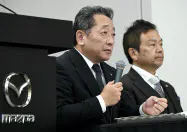 決算発表するマツダの藤本哲也常務執行役員(左)ら(5日、東京都港区) 決算発表するマツダの藤本哲也常務執行役員(左)ら(5日、東京都港区)