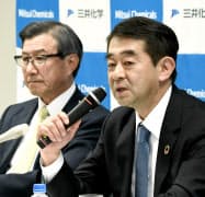 三井化学の次期社長に就任する橋本修取締役専務執行役員(右)と次期会長の淡輪敏社長(5日、東京都港区) 三井化学の次期社長に就任する橋本修取締役専務執行役員(右)と次期会長の淡輪敏社長(5日、東京都港区)