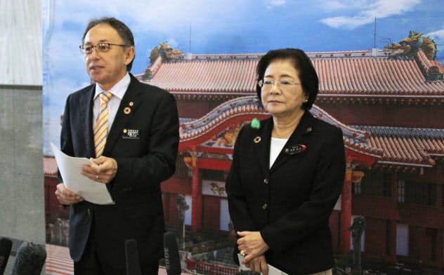 首里城の火災を巡り、集まった寄付金を城郭内の施設再建に充てる意向を表明する沖縄県の玉城デニー知事(左)と那覇市の城間幹子市長(6日午前、沖縄県庁)=共同 首里城の火災を巡り、集まった寄付金を城郭内の施設再建に充てる意向を表明する沖縄県の玉城デニー知事(左)と那覇市の城間幹子市長(6日午前、沖縄県庁)=共同