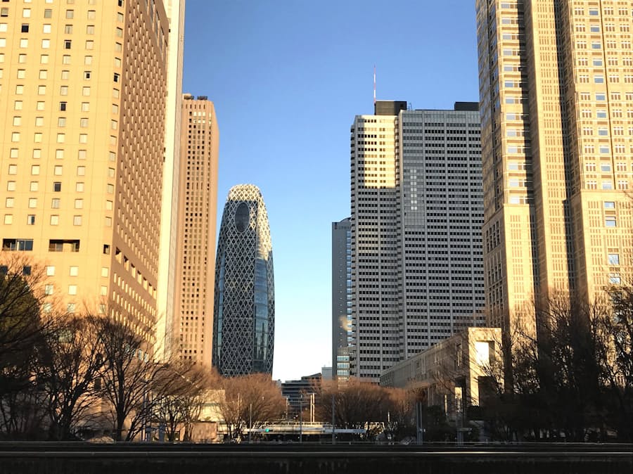 東京都 5g 社会へ実施戦略 西新宿に重点投資 日本経済新聞