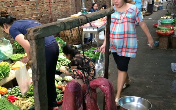 カンボジアで売っている牛肉は豪州か地元産が多い（プノンペンの市場）