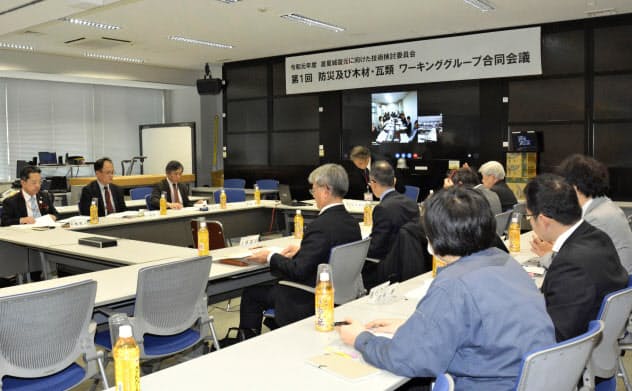 首里城の復元に向けた「防災」と「木材・瓦類」に関するワーキンググループの初会合(7日午後、那覇市)=共同 首里城の復元に向けた「防災」と「木材・瓦類」に関するワーキンググループの初会合(7日午後、那覇市)=共同