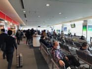 広島空港の出発ロビーではマスクを着用する人が多い(7日、広島県三原市) 広島空港の出発ロビーではマスクを着用する人が多い(7日、広島県三原市)