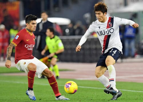 冨安フル出場 乾アシスト 海外サッカー 写真 共同 日本経済新聞