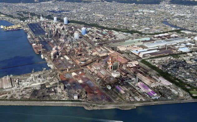 日本製鉄の和歌山製鉄所(2019年10月、和歌山市)=共同 日本製鉄の和歌山製鉄所(2019年10月、和歌山市)=共同