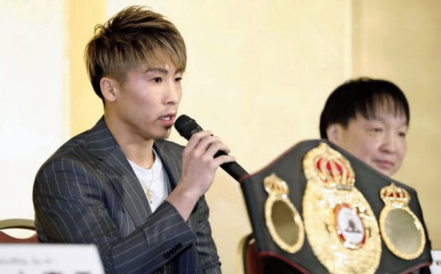3団体王座統一戦に向け、記者会見をするWBA、IBFバンタム級王者の井上尚弥。右は大橋秀行会長=共同 3団体王座統一戦に向け、記者会見をするWBA、IBFバンタム級王者の井上尚弥。右は大橋秀行会長=共同