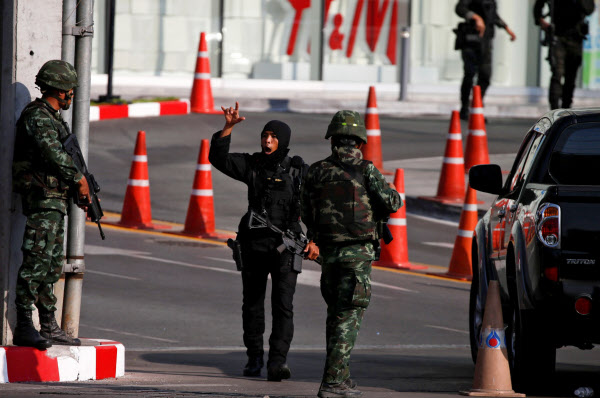 タイ乱射事件 立てこもりの兵士を射殺 27人死亡 日本経済新聞 タイ乱射事件 立てこもりの兵士を射殺 27人死亡 日本経済新聞