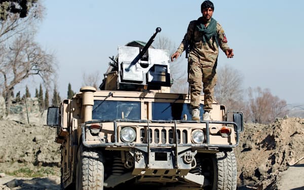警戒に当たるアフガン国軍兵=ロイター