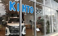 トヨタは販売店で新車の定額乗り換えサービス「KINTO」を展開する（名古屋市）