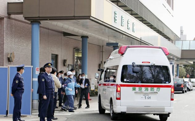 中国・武漢から帰国した邦人を乗せて荏原病院に到着した救急車(1月29日、東京都大田区) 中国・武漢から帰国した邦人を乗せて荏原病院に到着した救急車(1月29日、東京都大田区)