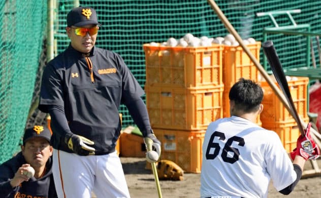 村上(右)に打撃指導する阿部2軍監督=共同 村上(右)に打撃指導する阿部2軍監督=共同