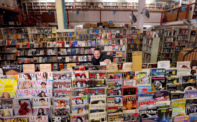 シドニーの書店で本を整理する女性=ロイター シドニーの書店で本を整理する女性=ロイター