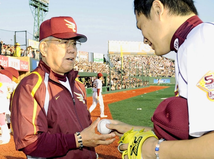 野村克也さん 捕手 4番 監督の3役こなした元祖鉄人 日本経済新聞 野村克也さん 捕手 4番 監督の3役こなした元祖鉄人 日本経済新聞