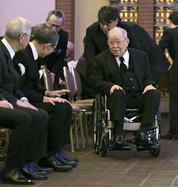 野村克也さん 捕手 4番 監督の3役こなした元祖鉄人 日本経済新聞 野村克也さん 捕手 4番 監督の3役こなした元祖鉄人 日本経済新聞