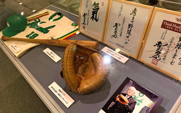 野球殿堂博物館では追悼展示が開かれた（11日、東京都文京区）