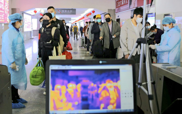 中国では体温検査を実施するなど新型コロナウイルスへの厳戒態勢が続く(2月11日、中国広西チワン族自治区)=共同 中国では体温検査を実施するなど新型コロナウイルスへの厳戒態勢が続く(2月11日、中国広西チワン族自治区)=共同