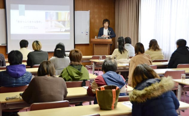 フードバンク山梨が開いた母子家庭の交流会で講演を聴く母親ら(1月26日、山梨県笛吹市)=共同 フードバンク山梨が開いた母子家庭の交流会で講演を聴く母親ら(1月26日、山梨県笛吹市)=共同