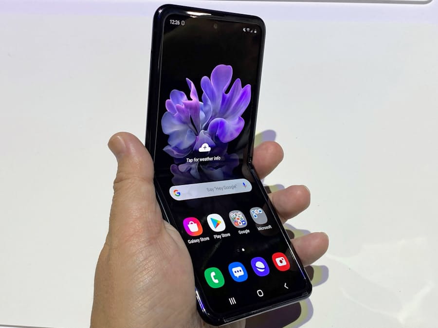 サムスン折りたたみスマホを独占販売 Kddiの意図 日本経済新聞