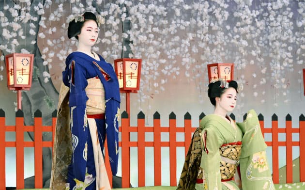 「北野をどり」の衣装合わせで写真撮影に臨む舞妓(12日午前、京都市)=共同 「北野をどり」の衣装合わせで写真撮影に臨む舞妓(12日午前、京都市)=共同