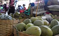 中国への輸出用に栽培したメロンやスイカが大都市の青果市場に持ち込まれている（4日、ヤンゴン）