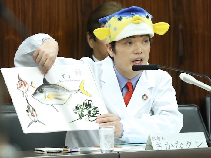 さかなクン 特例で ハコフグ帽 参院調査会に出席 日本経済新聞 さかなクン 特例で ハコフグ帽 参院調査会に出席 日本経済新聞
