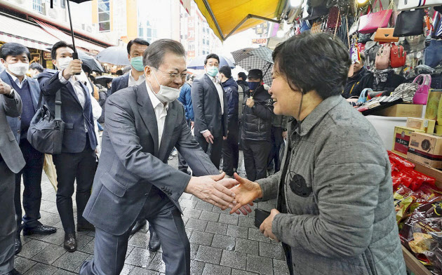 ソウルの南大門市場を訪問した韓国の文在寅大統領(左)=12日(韓国大統領府提供・共同) ソウルの南大門市場を訪問した韓国の文在寅大統領(左)=12日(韓国大統領府提供・共同)