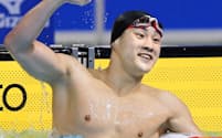 競泳の北島康介杯の男子200メートル平泳ぎで優勝し、ガッツポーズする佐藤翔馬=共同