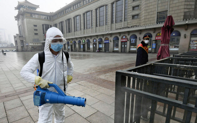 感染拡大を防ぐため中国では厳戒態勢が続く(13日、北京市)=共同 感染拡大を防ぐため中国では厳戒態勢が続く(13日、北京市)=共同