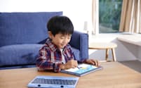 家庭で子供がパソコンを使って勉強する必要性が高まりそうだ（NECのラヴィファーストモバイル FM150/PAL）
