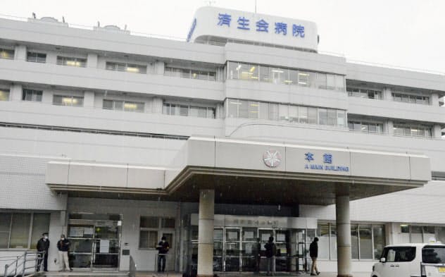 直近の中国渡航歴がない人の感染が確認された(14日、和歌山県湯浅町の済生会有田病院)=共同 直近の中国渡航歴がない人の感染が確認された(14日、和歌山県湯浅町の済生会有田病院)=共同