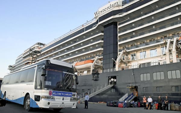クルーズ船「ウエステルダム」から下船した乗客の出迎えに来た大型バス（15日、カンボジア南部シアヌークビル）=共同