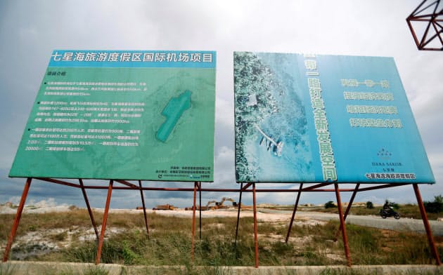 中国は「一帯一路」構想に基づきアジア各国でインフラ建設を支援する(18年5月、カンボジア西部コッコン県の空港建設現場)=ロイター 中国は「一帯一路」構想に基づきアジア各国でインフラ建設を支援する(18年5月、カンボジア西部コッコン県の空港建設現場)=ロイター