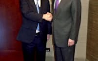 握手する茂木外相（左）と中国の王毅国務委員兼外相（15日、ドイツ・ミュンヘン）=共同