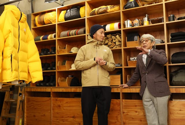 「簡素なつくりの店がいかにもアウトドアっぽくていいね」と話す石津祥介さん（右）と高梨亮さん（東京都渋谷区の「ザ・ノース・フェイス スタンダード」）